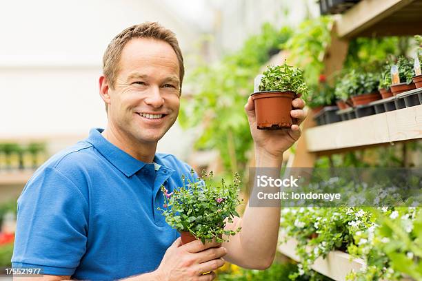 Mann Hält Kleine Topfpflanzen Stockfoto und mehr Bilder von Aussuchen - Aussuchen, Blick in die Kamera, Blume