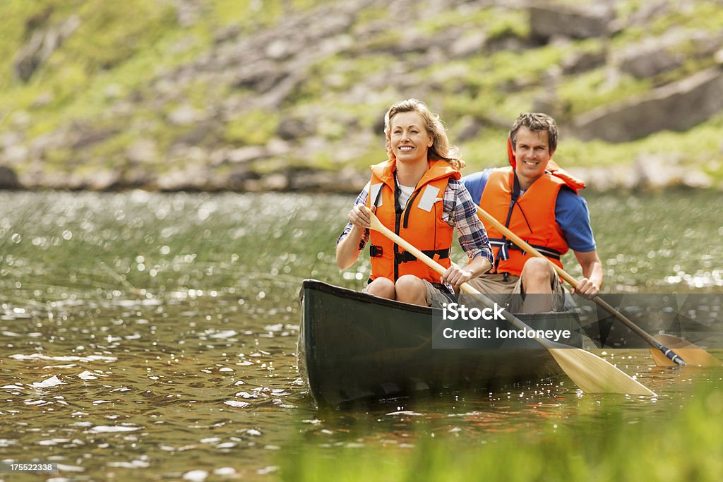 Casal em viagem de canoa - Foto de stock de Canoa royalty-free