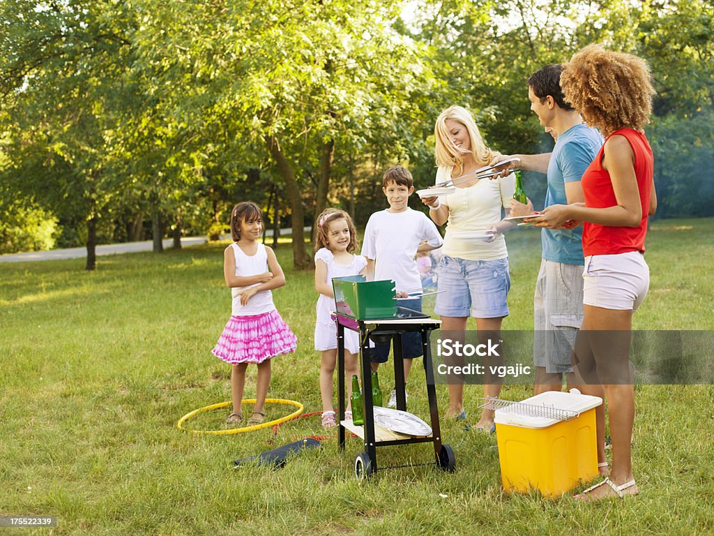 Famiglie godendo un barbecue. - Foto stock royalty-free di Adulto