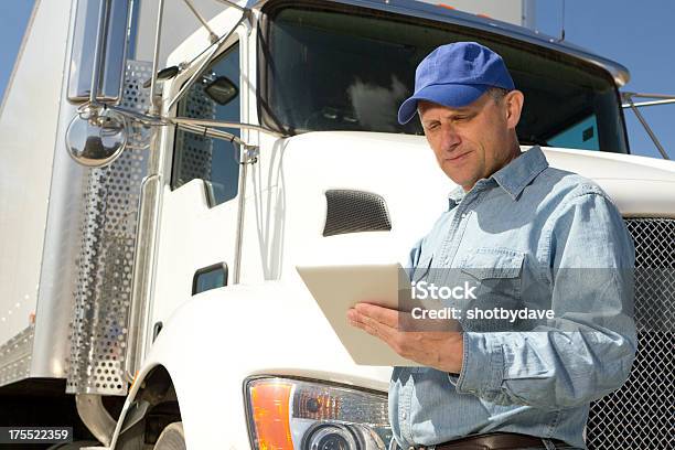 Photo libre de droit de Ordinateur Tablette Et Filet banque d'images et plus d'images libres de droit de Chauffeur routier - Chauffeur routier, Poids lourd, Ordinateur