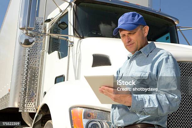 コンピュータタブレットと Trucker - トラック運転手のストックフォトや画像を多数ご用意 - トラック運転手, トラック, 1人
