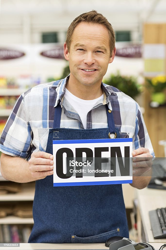 Mann hält einen offenen Schild - Lizenzfrei Arbeiten Stock-Foto