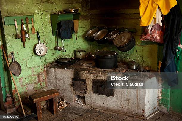 Foto de Old Cozinha e mais fotos de stock de Cozinha - Cozinha, Pobreza - Questão social, Cozinhar