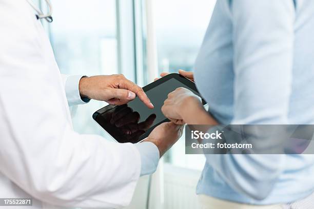 Médico E Doente Com Tablet Digital - Fotografias de stock e mais imagens de Farmacêutico - Farmacêutico, Tablet digital, Paciente