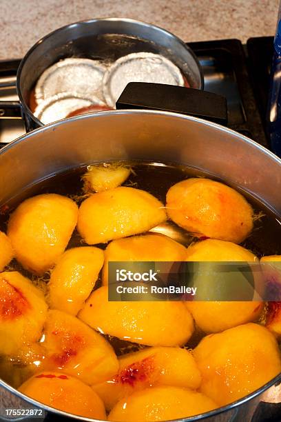 Foto de Canning Pêssegosculinária Em Calda e mais fotos de stock de Enlatar - Enlatar, Panela, Alimentação Saudável