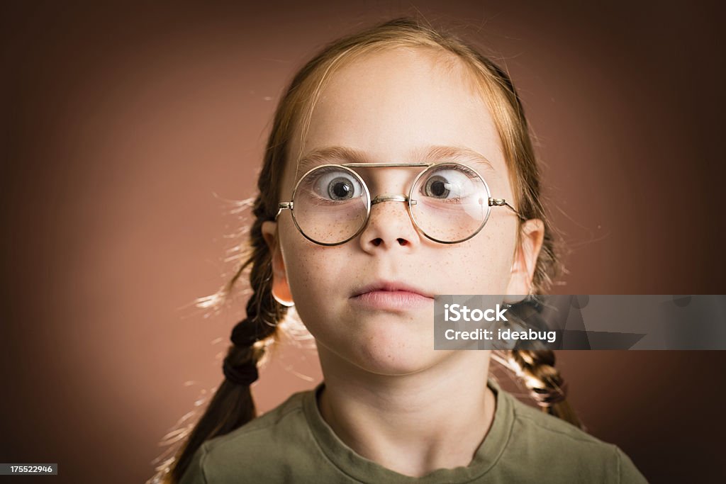 Menina fazer Face, enquanto vestindo óculos Vintage Nerd - Foto de stock de Pessoas royalty-free