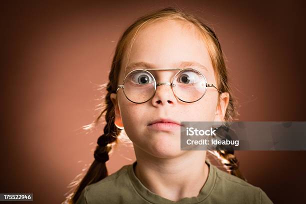 Foto de Menina Fazer Face Enquanto Vestindo Óculos Vintage Nerd e mais fotos de stock de Pessoas