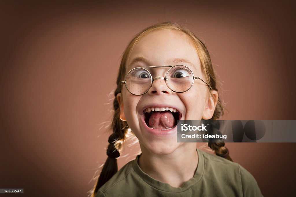 Kleines Mädchen machen lustige Gesicht, während die Vintage naiv Gläser - Lizenzfrei Biegung Stock-Foto