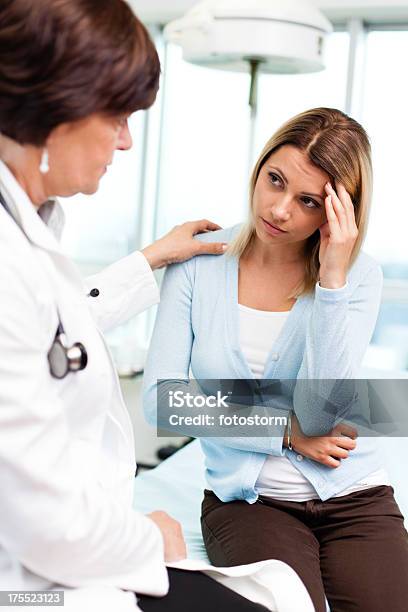 Femmina Medico Consolare Triste Paziente - Fotografie stock e altre immagini di Medico - Medico, Stress emotivo, Paziente