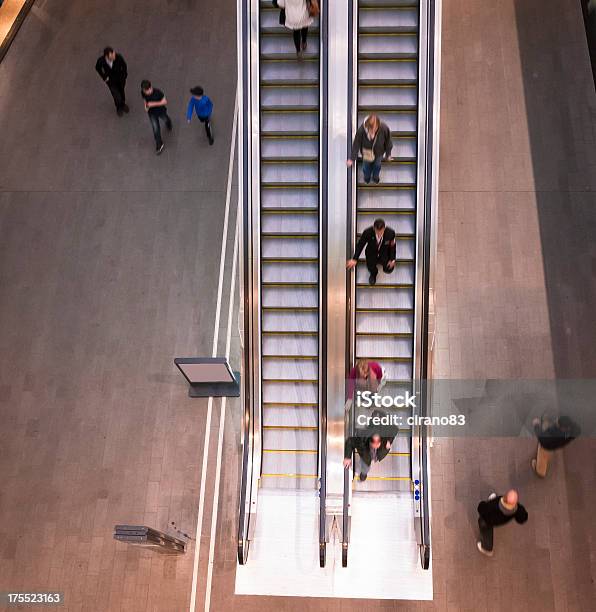 Foto de Vista Aérea De Pessoas Caminhando Na Escada Rolante e mais fotos de stock de Escada Rolante