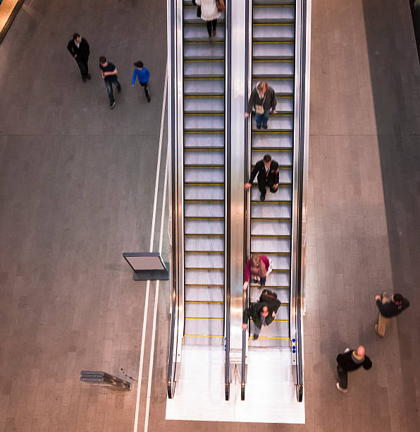 вид с воздуха людей, ходить на эскалатор - railroad station escalator staircase steps стоковые фото и изображения