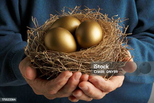 Goldene Ei Stockfoto und mehr Bilder von Nest egg - englische Redewendung - Nest egg - englische Redewendung, Goldfarbig, Pensionierung