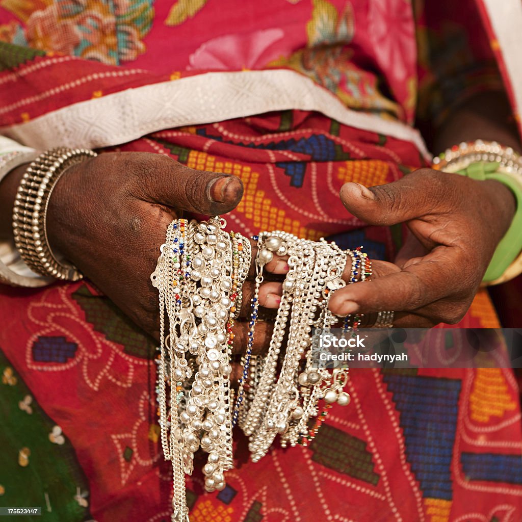 Indian mulher que vende souvenirs - Foto de stock de Joia royalty-free