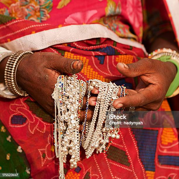 Foto de Indian Mulher Que Vende Souvenirs e mais fotos de stock de Joia - Joia, Prata, Prateado