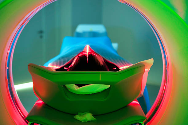 patient allongé sur un ct scan plate-forme - image par résonance magnétique photos et images de collection