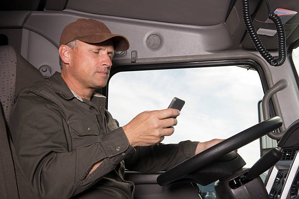 trucker di sms - distracted foto e immagini stock
