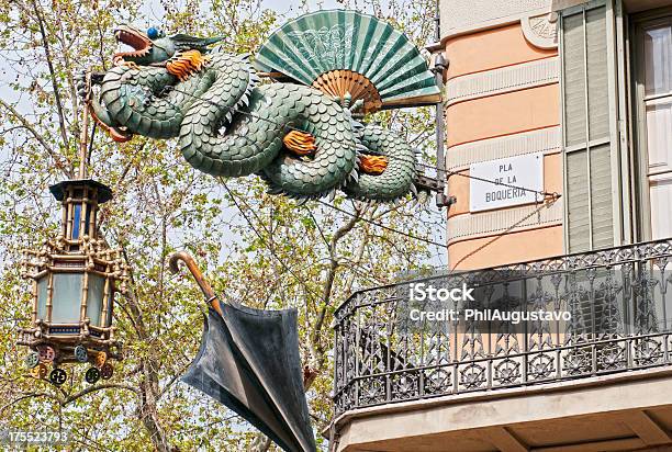 Photo libre de droit de Modernista Dragon Dans Lancien Style Parapluie Boutique De Barcelone banque d'images et plus d'images libres de droit de Barcelone - Espagne