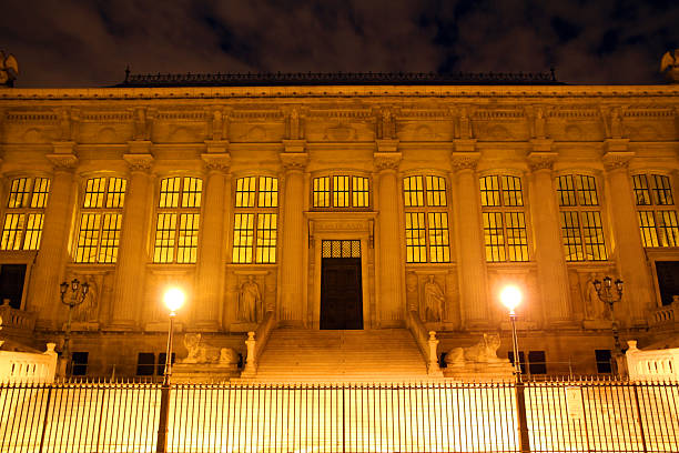 istock Centre of Law 175524026