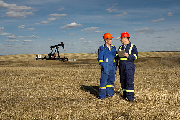 pracownik przemysłu naftowego spotkania - oil industry digital tablet manual worker mining zdjęcia i obrazy z banku zdjęć