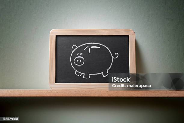 Foto de Piggy Bank Inspirados No Quadronegro e mais fotos de stock de Brinquedo - Brinquedo, Desenho de Criança, Quadro-negro