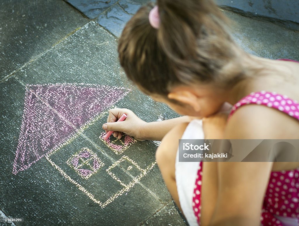 Bambina disegno sul marciapiede - Foto stock royalty-free di 8-9 anni