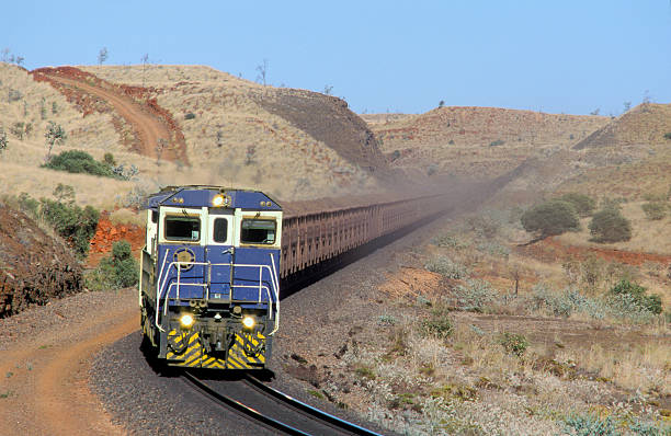 trainload von eisenerz heads zum hafen - land vehicle rail freight locomotive australia stock-fotos und bilder