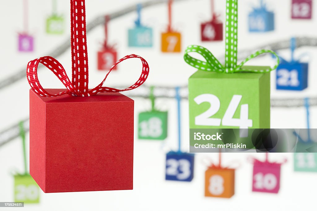 Cajas de regalo colorido calendario navideño - Foto de stock de Calendario navideño libre de derechos