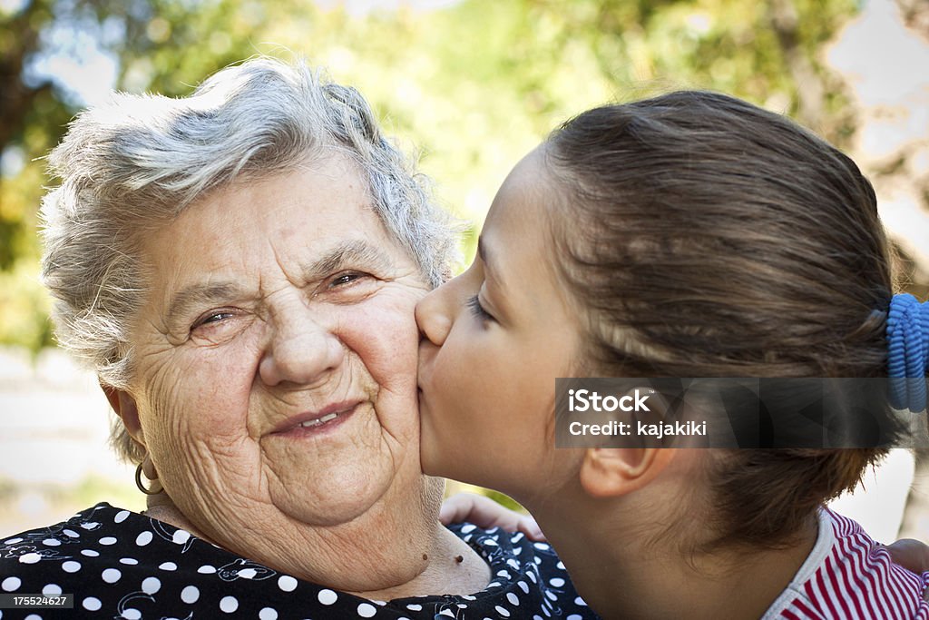 Bacio di grande-Nonna - Foto stock royalty-free di Ambientazione esterna