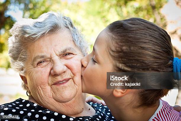 Bacio Di Grandenonna - Fotografie stock e altre immagini di Ambientazione esterna - Ambientazione esterna, Baciare, Bambino