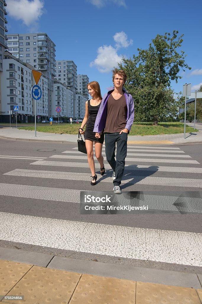 Teenager-Mädchen und Jungen, die zu Fuß auf dem Fußgängerüberweg - Lizenzfrei Außenaufnahme von Gebäuden Stock-Foto