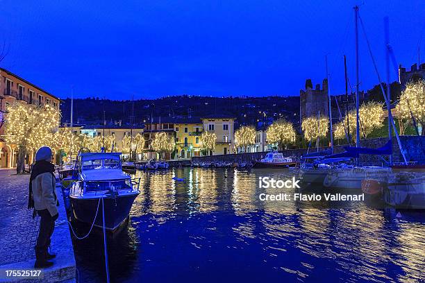 Photo libre de droit de Torri Del Benaco À Noël Lac De Garde banque d'images et plus d'images libres de droit de Noël - Noël, Lac de Garde, Bateau à voile