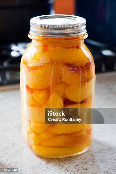 Foto de Canning Pêssegospote Cheio e mais fotos de stock de Alimentação Saudável - Alimentação Saudável, Amarelo, Comida