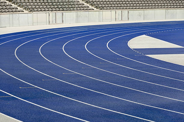 vacío pista de atletismo - pista de atletismo de tartán fotografías e imágenes de stock