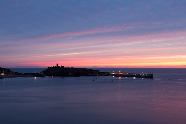 confezione castle al tramonto, isola di man - island isle of man peel castle foto e immagini stock