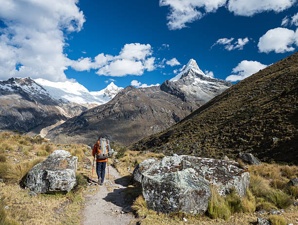 турист с рюкзаком в кордильера-бланка - mountain peru cordillera blanca mountain range стоковые фото и изображения