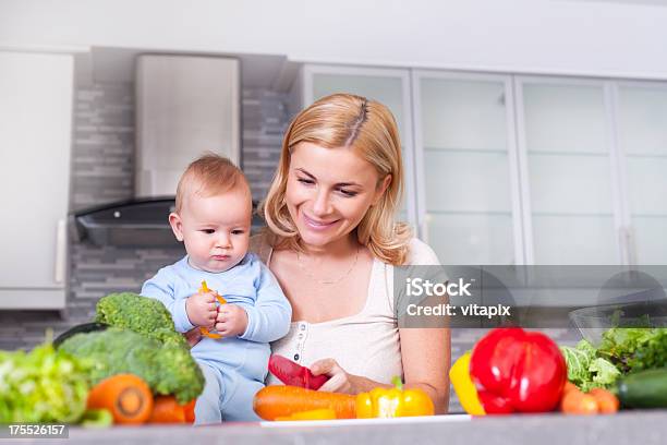 Matka I Dziecko W Kuchni - zdjęcia stockowe i więcej obrazów 4 - 5 lat - 4 - 5 lat, Chłopcy, Czapka kucharza
