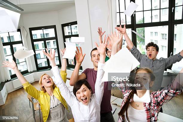 College È Terminata - Fotografie stock e altre immagini di Aula universitaria - Aula universitaria, Aula, Party