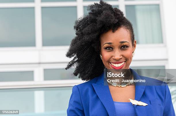 Foto de Sorrindo Mulher Bonita e mais fotos de stock de 30 Anos - 30 Anos, 30-34 Anos, Adulto