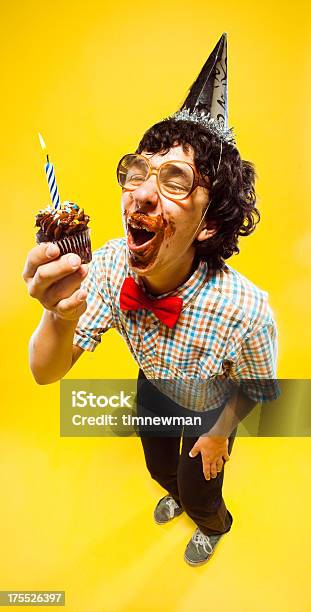 笑う少年オタクティーンパーティー開催のカップケーキ Frosting フェイシャル Desaster - カップケーキのストックフォトや画像を多数ご用意 - カップケーキ, 誕生日, ユーモア