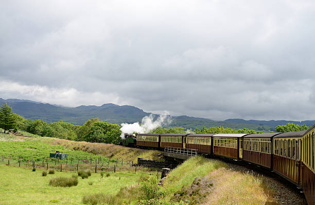 vapeur à travers la vallée de ffestiniog. - ffestiniog railway photos et images de collection