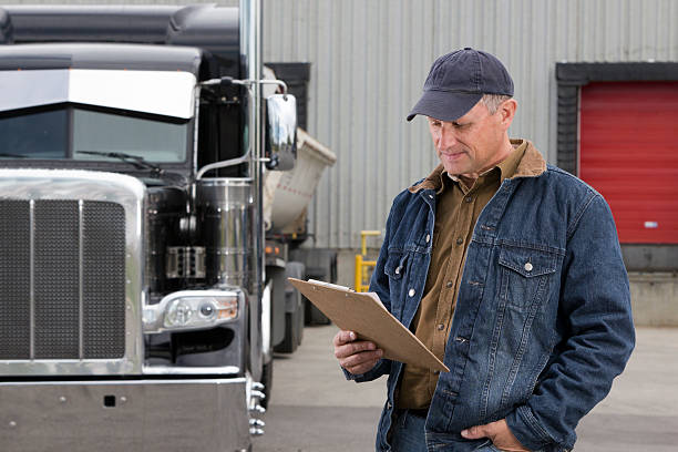 водитель грузовика на склад - truck driver serious cargo container reading стоковые фото и изображения