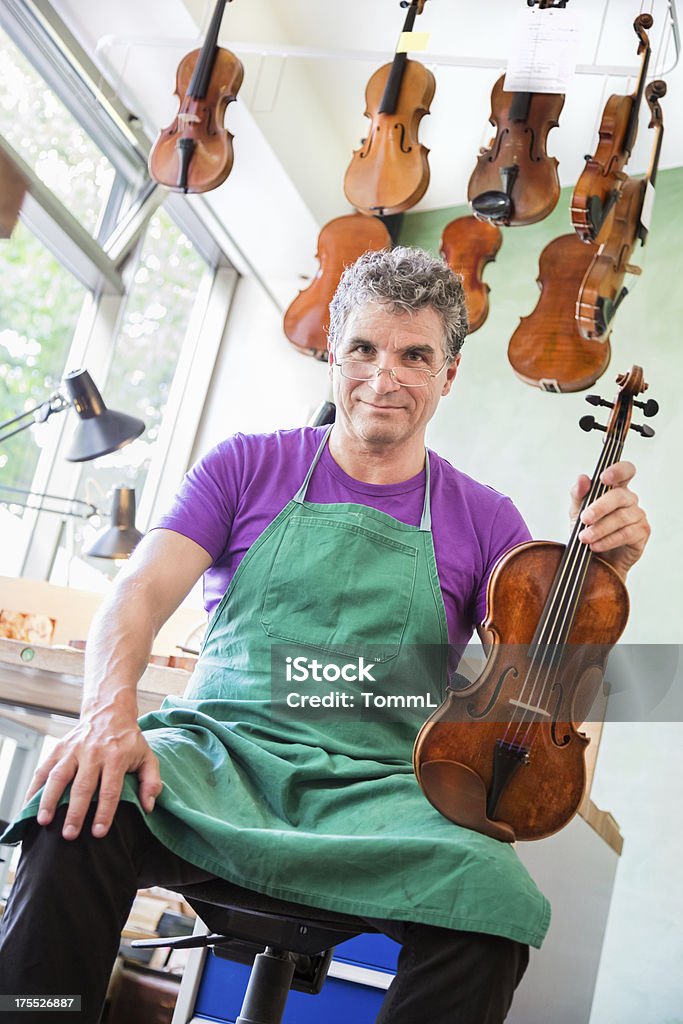 Nel Workshop per violino - Foto stock royalty-free di 60-69 anni