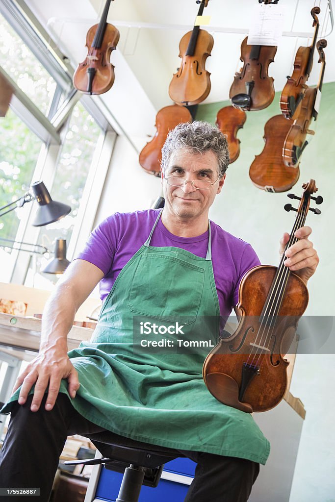 Скрипка машина в его мастерская - Стоковые фото 50-59 лет роялти-фри
