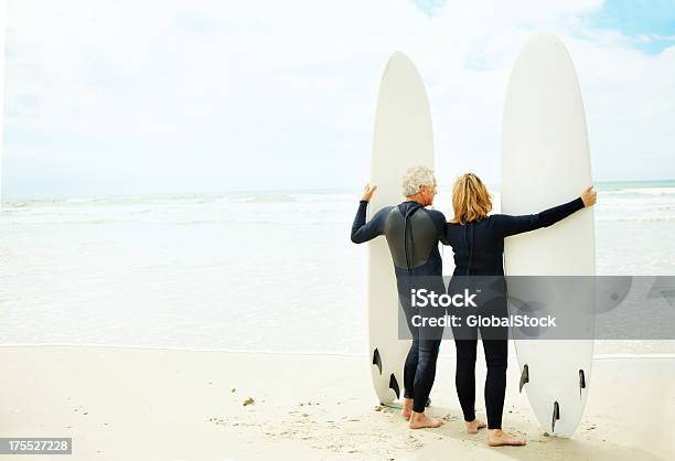 Silencioso Contemplação - Fotografias de stock e mais imagens de Surf - Surf, Homens Idosos, Casal