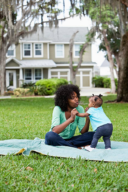 мать и ребенок играет на одеяло для пикника - sc0546 стоковые фото и изображения