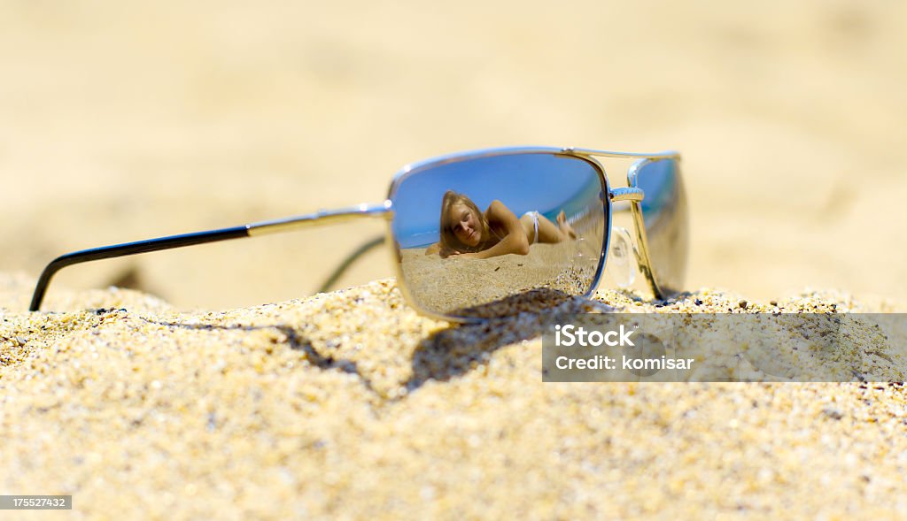 Dziewczyna w okulary odbicie słońca - Zbiór zdjęć royalty-free (20-29 lat)