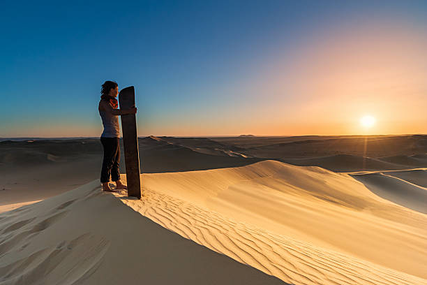 sandboarding en el desierto del sahara, áfrica - great sand sea fotografías e imágenes de stock