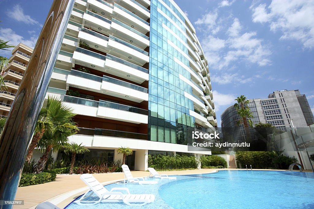 Apartamentos de lujo - Foto de stock de Piscina libre de derechos