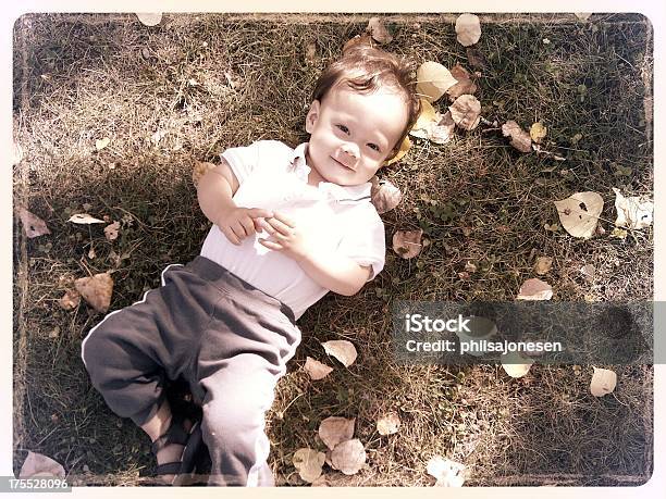 Maluch Leżeć Na Trawie - zdjęcia stockowe i więcej obrazów 12-23 miesięcy - 12-23 miesięcy, Cała postać, Chłopcy
