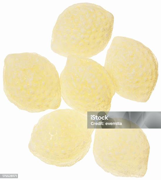 Caída De Limón Dulces Clásicos En Blanco Foto de stock y más banco de imágenes de Amarillo - Color - Amarillo - Color, Caramelo duro, Comida no saludable
